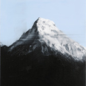 JKB Fletcher - Landmass / Peak black, white, blue, 2025, Öl auf Leinwand